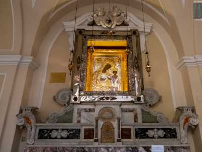 ...e una copia dell�icona della Madonna di Costantinopoli...